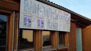 Das Banner für den Mit-Wirkungstag hängt bereits am neuen Treff